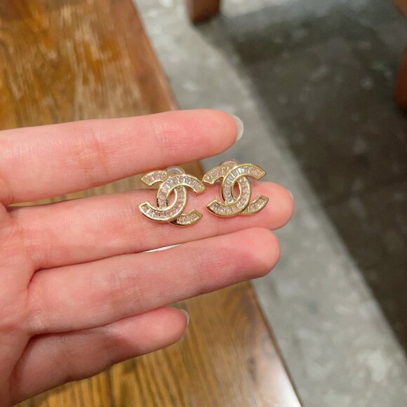 Chanel gold stud earrings - Picture 2 of 6